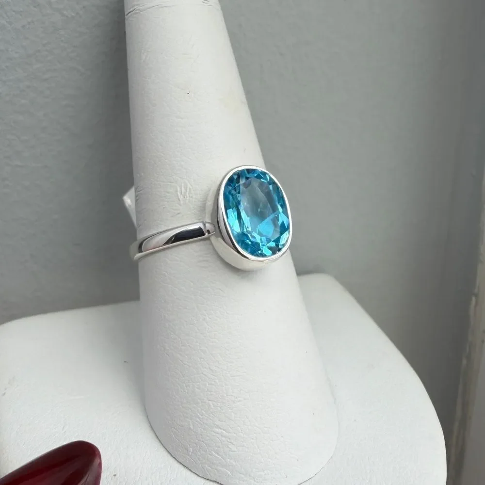 NWT 7x10mm oval cut faceted Swiss Blue Topaz‎ solitaire ring in sterling silver!